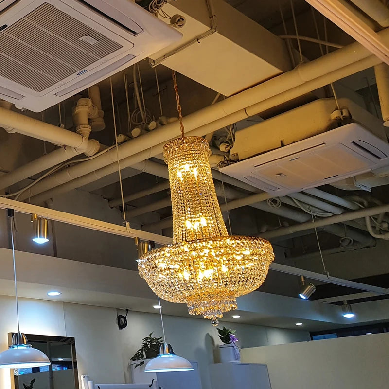 Empire-Kristall-Kronleuchter in Gold, eingeschaltet, unter einer offenen Decke