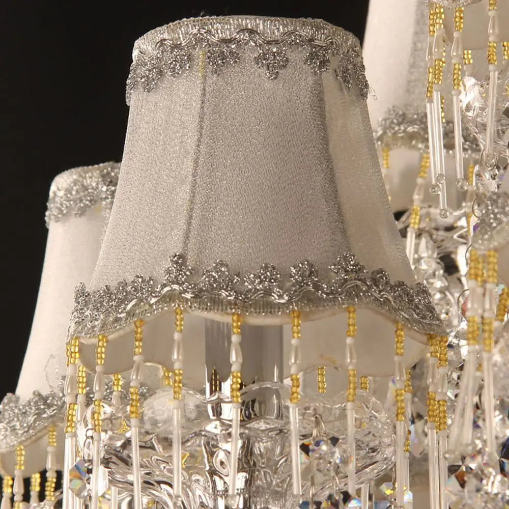 Detail: Stoffschirm mit Silberborte und Perlenfransen