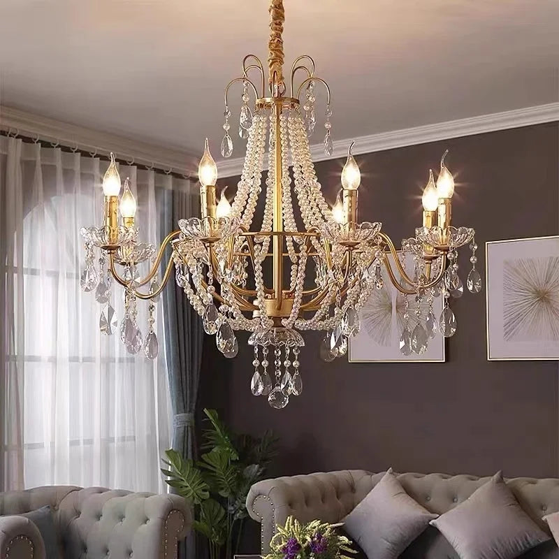 Kerzen-Kronleuchter mit Perlenketten über einem Wohnzimmer