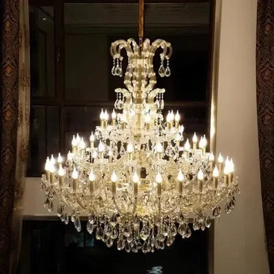 Kristall-Kronleuchter im Maria-Theresia-Stil mit 3 Etagen, Ø 150 cm, Höhe 180 cm, eingeschaltet