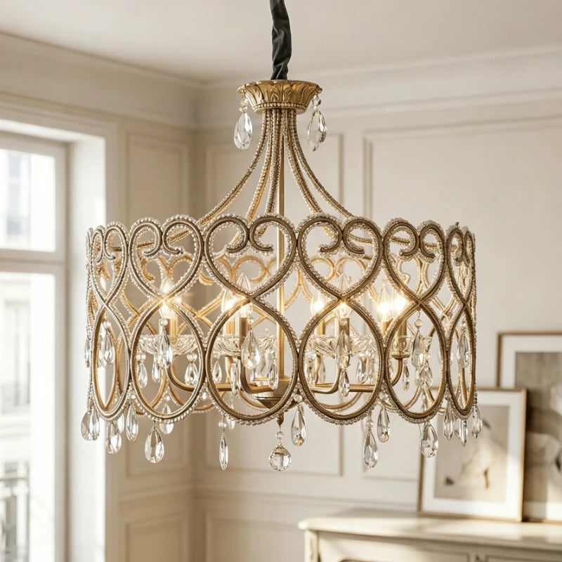 Korb-Kronleuchter mit Ornamentring in Altgold, eingeschaltet, in einem hellen Raum