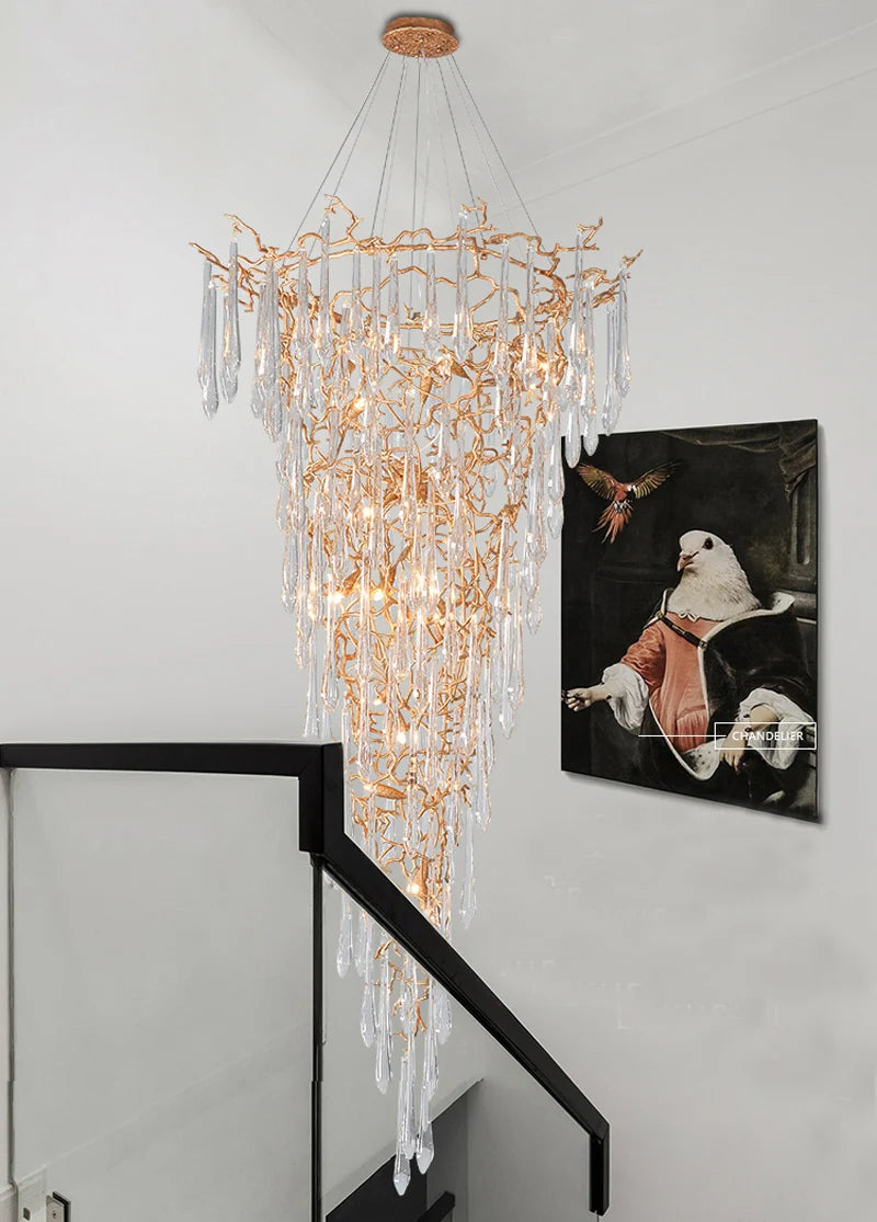 Kronleuchter mit goldenen Zweigen im Treppenhaus