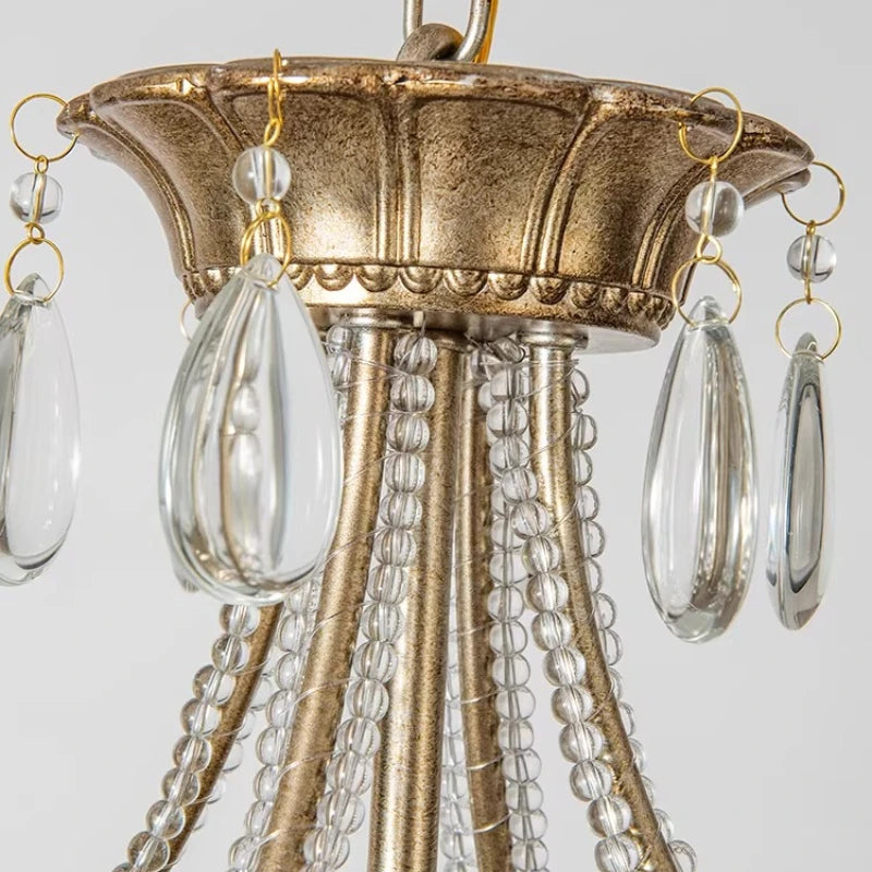 Detail: Baldachin mit Kristalltropfen und Perlenstreben