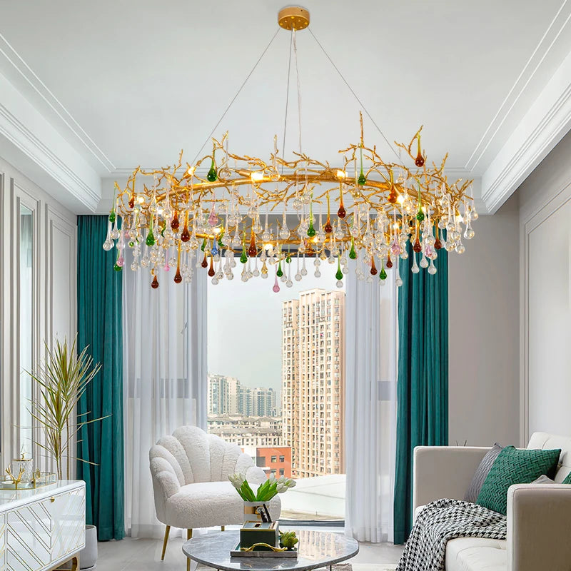 Ring-Kronleuchter mit goldenen Zweigen und bunten Glastropfen im Wohnzimmer