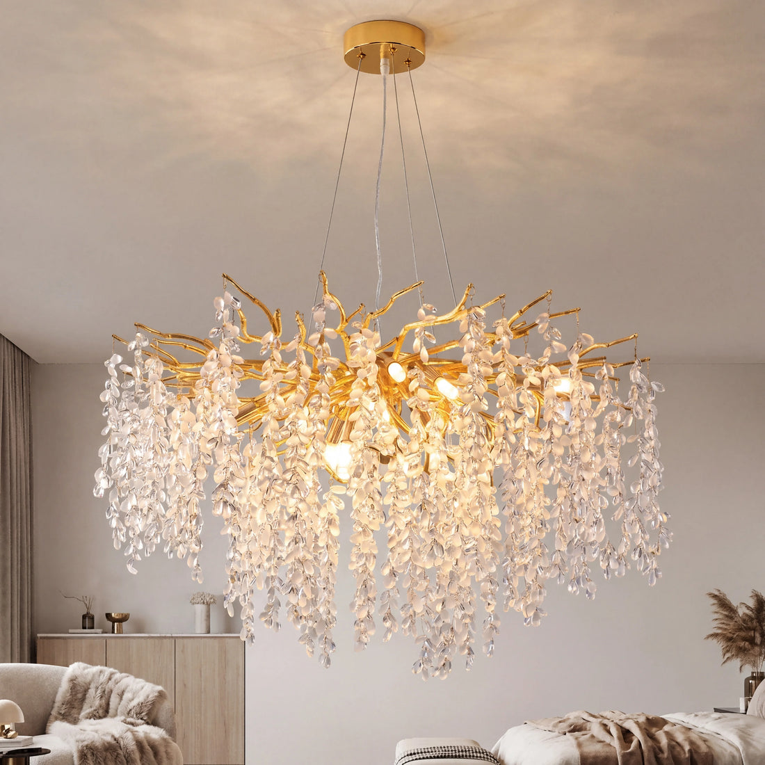Kristall-Kronleuchter mit goldenen Zweigen, eingeschaltet, im Wohnzimmer