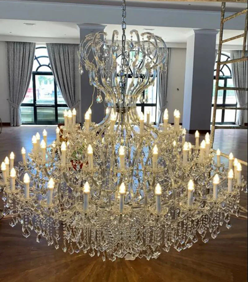 Großer Kristall-Kronleuchter im Maria-Theresia-Stil in einem Festsaal