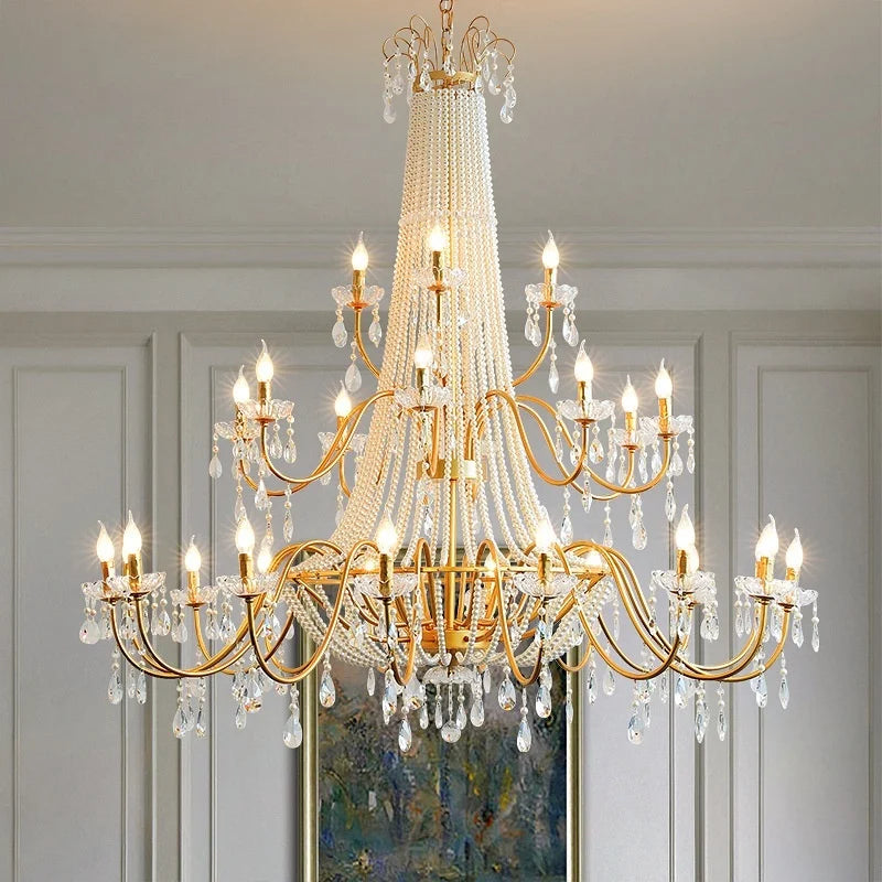 Dreistufiger Kerzen-Kronleuchter in Gold mit Perlenketten, eingeschaltet