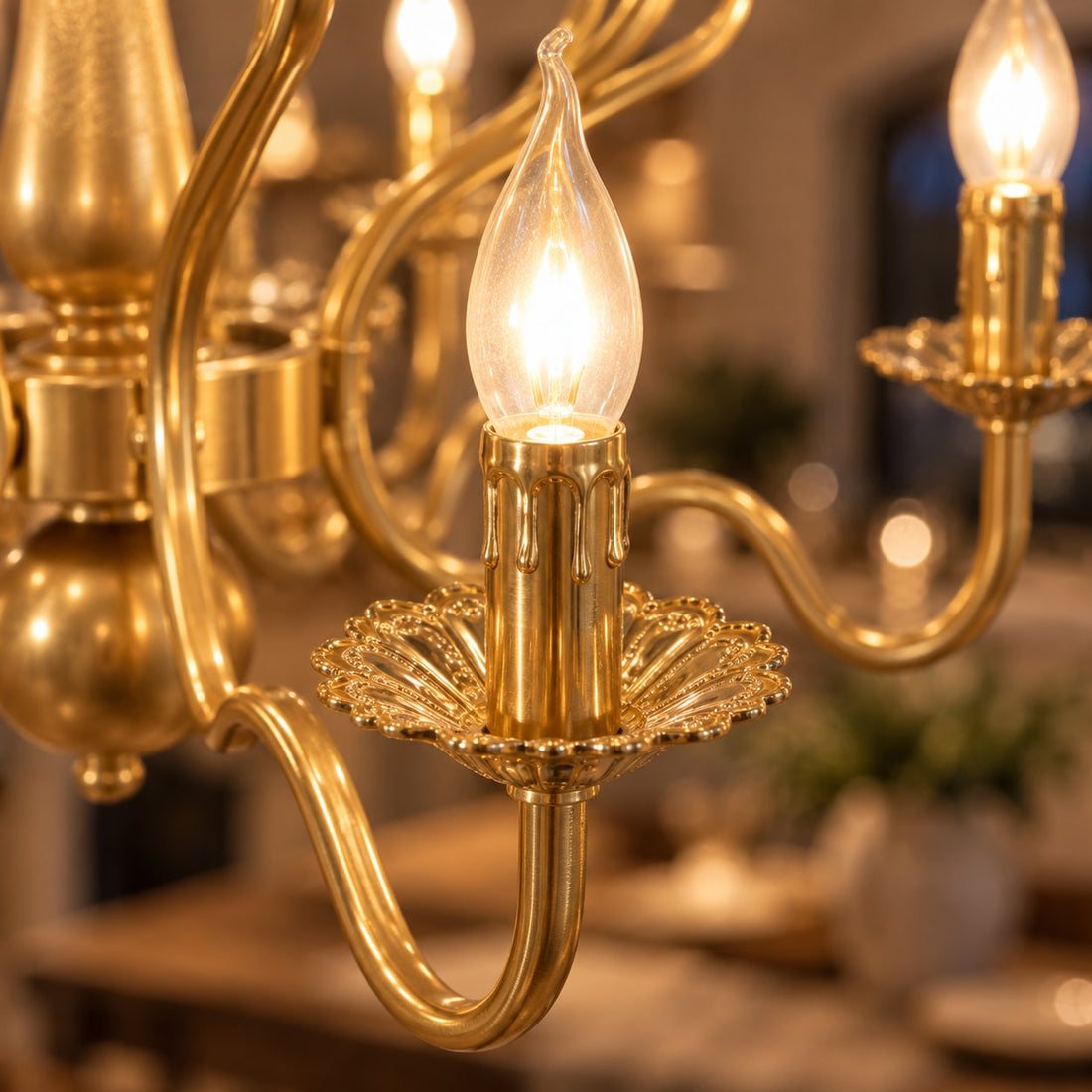 Kerzen-Kronleuchter mit Blattranken, Ø 64–95 cm, Gold – Nahaufnahme: Tropfschale mit Kerzenhülse und brennender Kerzenlampe von schräg oben