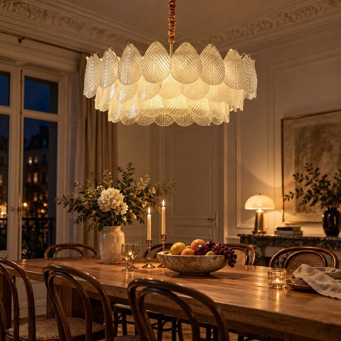 Glasblatt-Kronleuchter Ø 80 cm, Messing – eingeschaltet in einem eingerichteten Raum