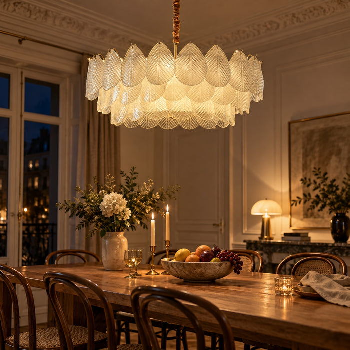 Glasblatt-Kronleuchter Ø 80 cm, Messing – eingeschaltet in einem eingerichteten Raum