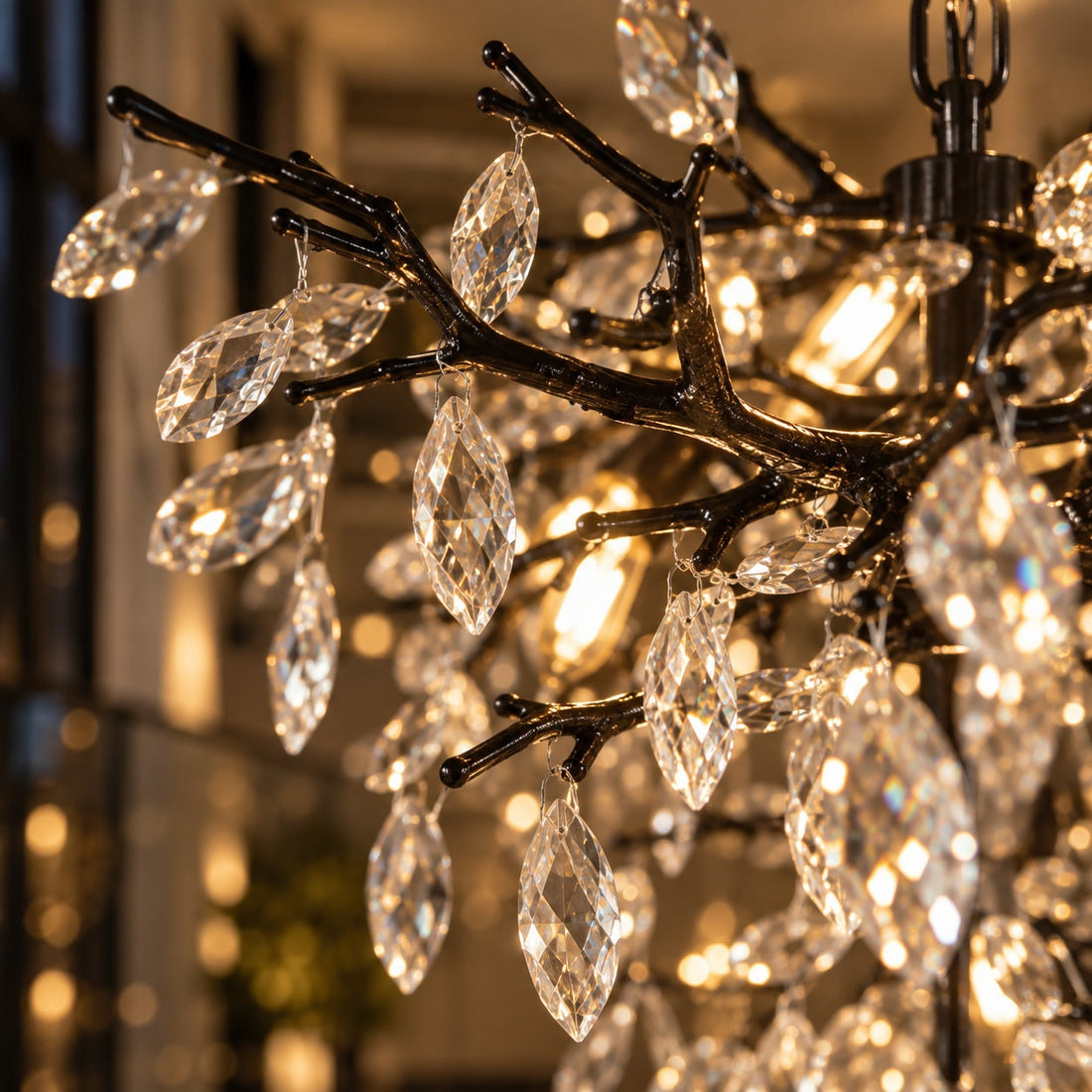 Treppenhaus-Kronleuchter mit Kristallblättern, bis 300 cm – Nahaufnahme: schwarzer Metallzweig mit daran hängenden Kristallblättern