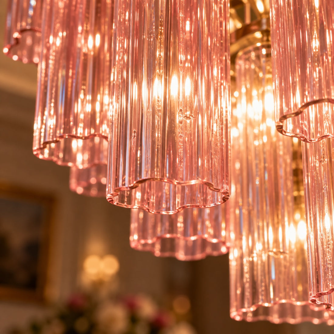 Murano-Stil Kronleuchter rosa Glas, Ø 40–80 cm – Nahaufnahme: rosafarbene Glasröhren mit Riffelung ganz nah