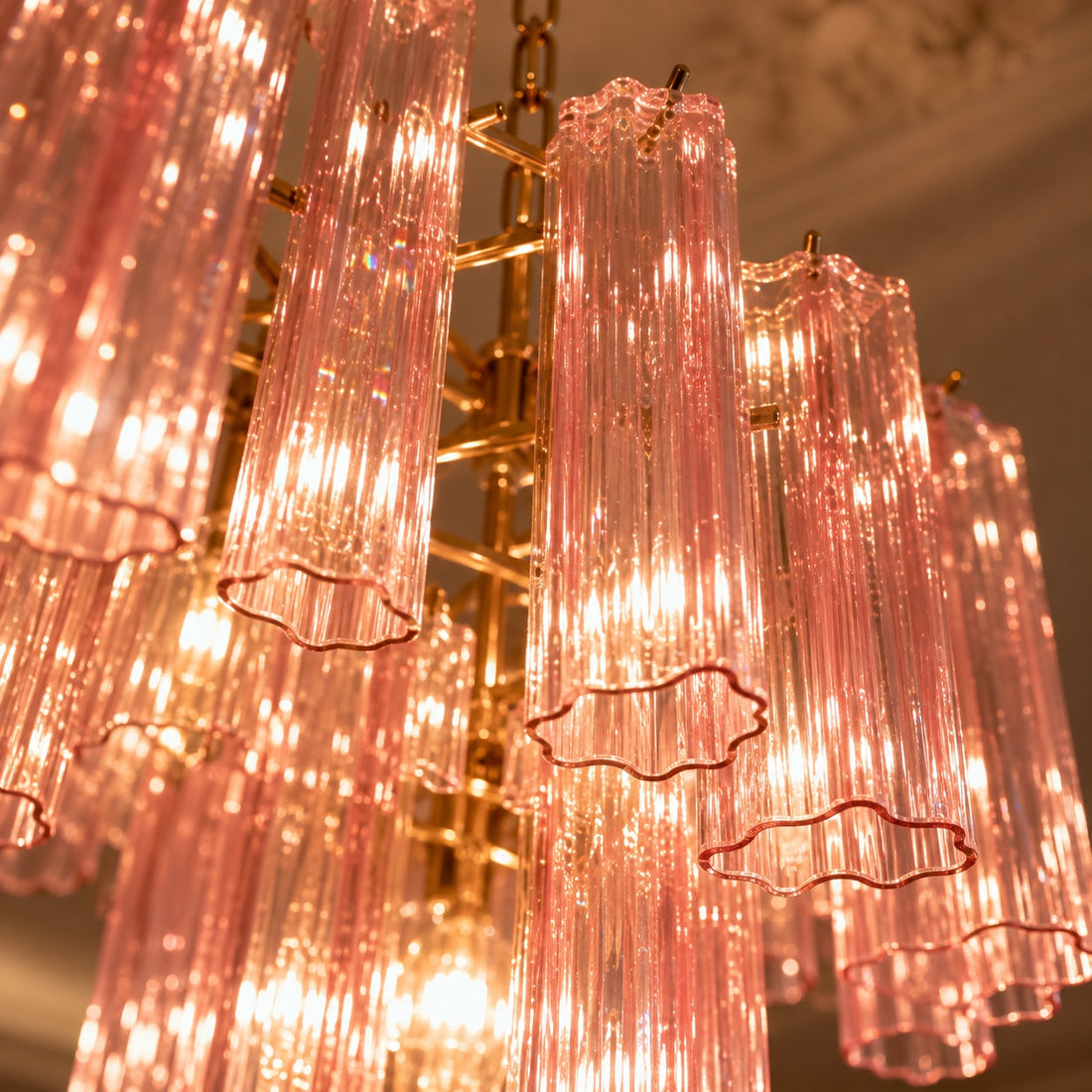 Murano-Stil Kronleuchter rosa Glas, Ø 40–80 cm – Nahaufnahme: goldfarbenes Gestell mit eingehängten Glasröhren von schräg unten