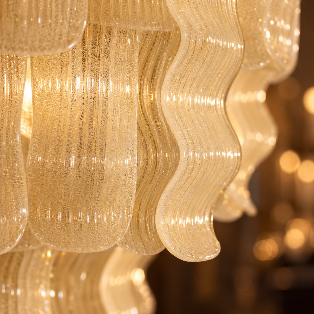Glas-Kronleuchter im Murano-Stil Ø 50–80 cm – Nahaufnahme: gewellte Glaselemente mit Rillenstruktur ganz nah
