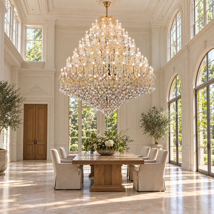 Maria-Theresia-Kronleuchter mit 7 Etagen aus Kristall für Hotelhalle, Treppenhaus und Festsaal – Großer Gartensalon bei Tageslicht (Raumvisualisierung, Referenzausführung Ø 260 cm)