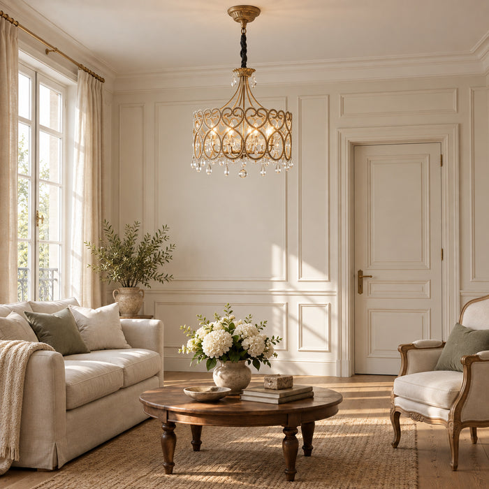 Korb-Kronleuchter mit Ornamentring und Kristalltropfen im französischen Stil für Schlafzimmer, Esszimmer und Flur – Salon beziehungsweise Eingang bei Tageslicht (Raumvisualisierung, Referenzausführung Ø 52 × 56 cm)