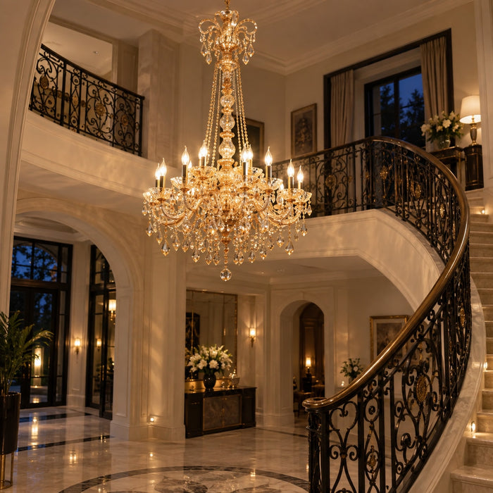 Hoher Kerzen-Kronleuchter in Gold mit Kristallketten im Treppenhaus einer Villa, eingeschaltet